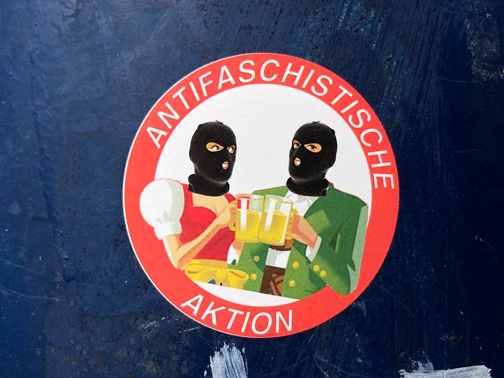 Aufkleber mit Abwandlung des Logos „Antifaschistische Aktion“ - Almdudler