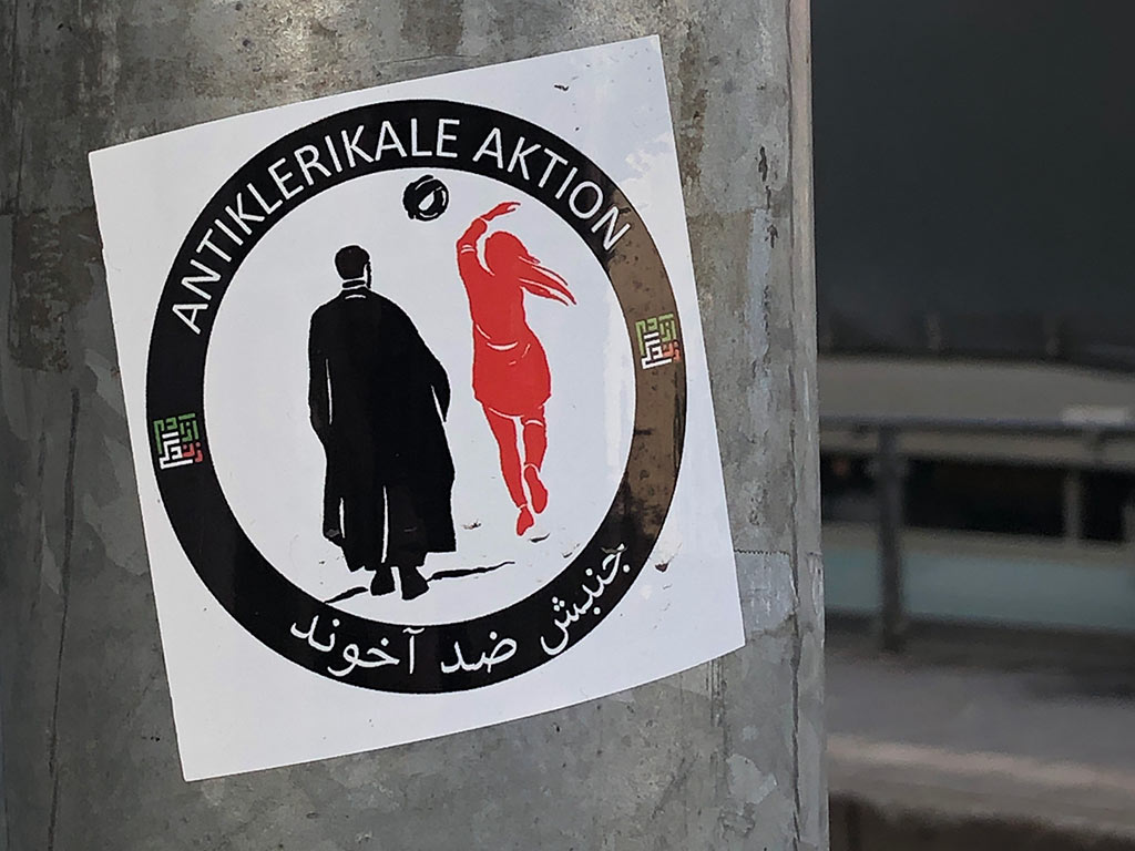 Aufkleber mit Abwandlung des Logos „Antifaschistische Aktion“ - Antiklerikale Aktion
