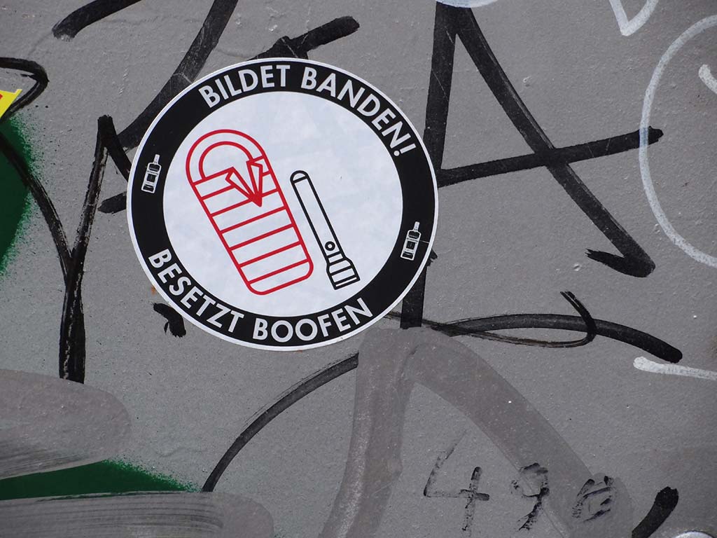 Aufkleber mit Abwandlung des Logos „Antifaschistische Aktion“ - Boofen