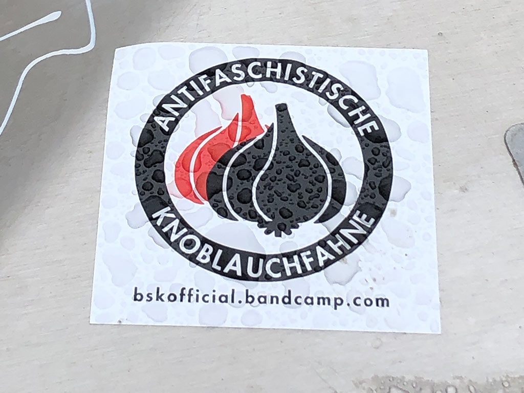 Aufkleber mit Abwandlung des Logos „Antifaschistische Aktion“ - Knoblauchfahne