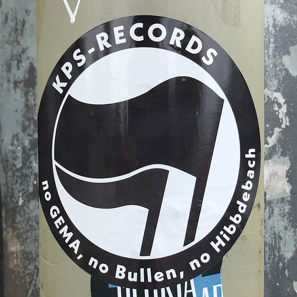 Aufkleber mit Abwandlung des Logos „Antifaschistische Aktion“ - KPS Records