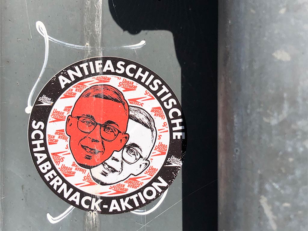 Aufkleber mit Abwandlung des Logos „Antifaschistische Aktion“ - Philipp Amthor