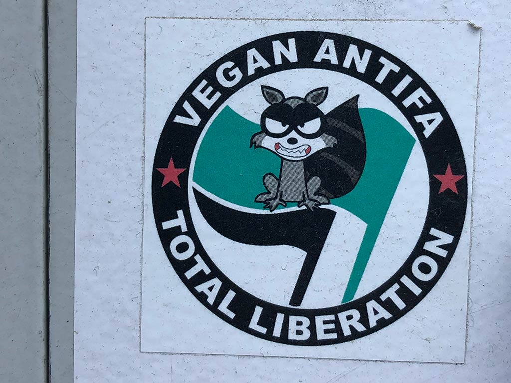 Aufkleber mit Abwandlung des Logos „Antifaschistische Aktion“ - Vegan