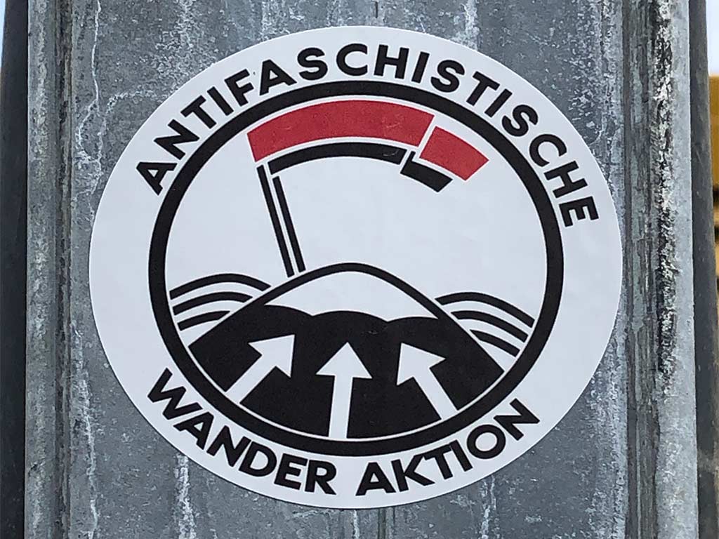 Aufkleber mit Abwandlung des Logos „Antifaschistische Aktion“ - Wander Aktion