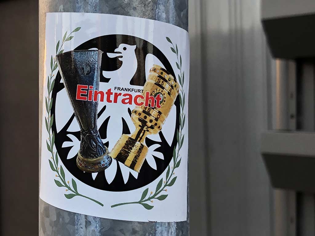 Aufkleber mit altem Eintracht-Wappen mit DFB-Pokal und UEFA-Pokal