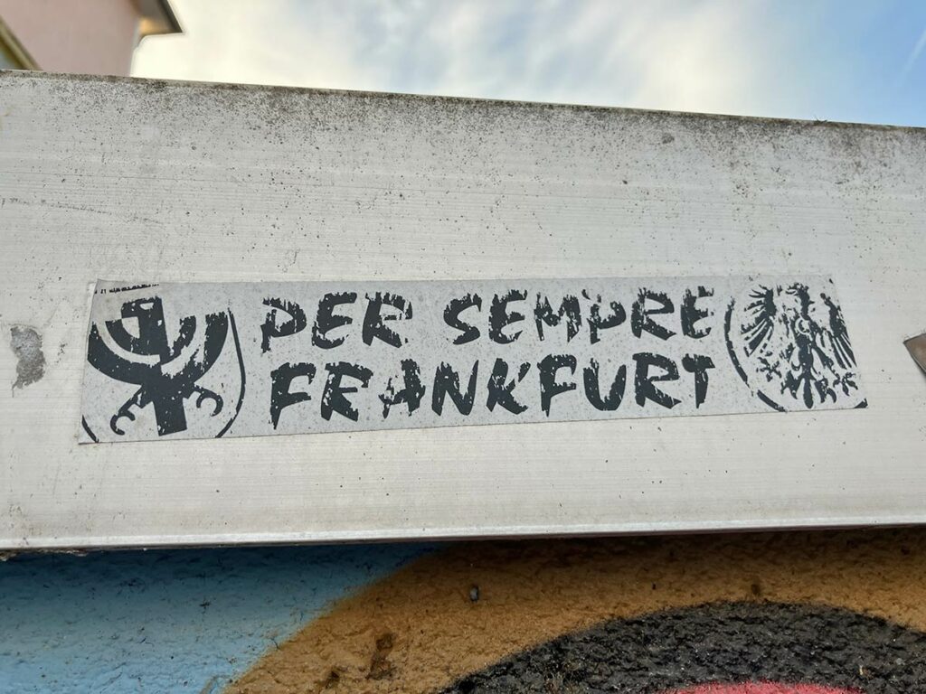 Aufkleber mit Frankfurter Adler von Hans Leistikow und von einem Wappen von Eintracht Frankfurt und dem Text Per sempre Frankfurt