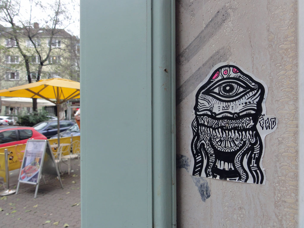 Aufkleber-Streetart von Iro in der Berger Straße in Frankfurt am Main