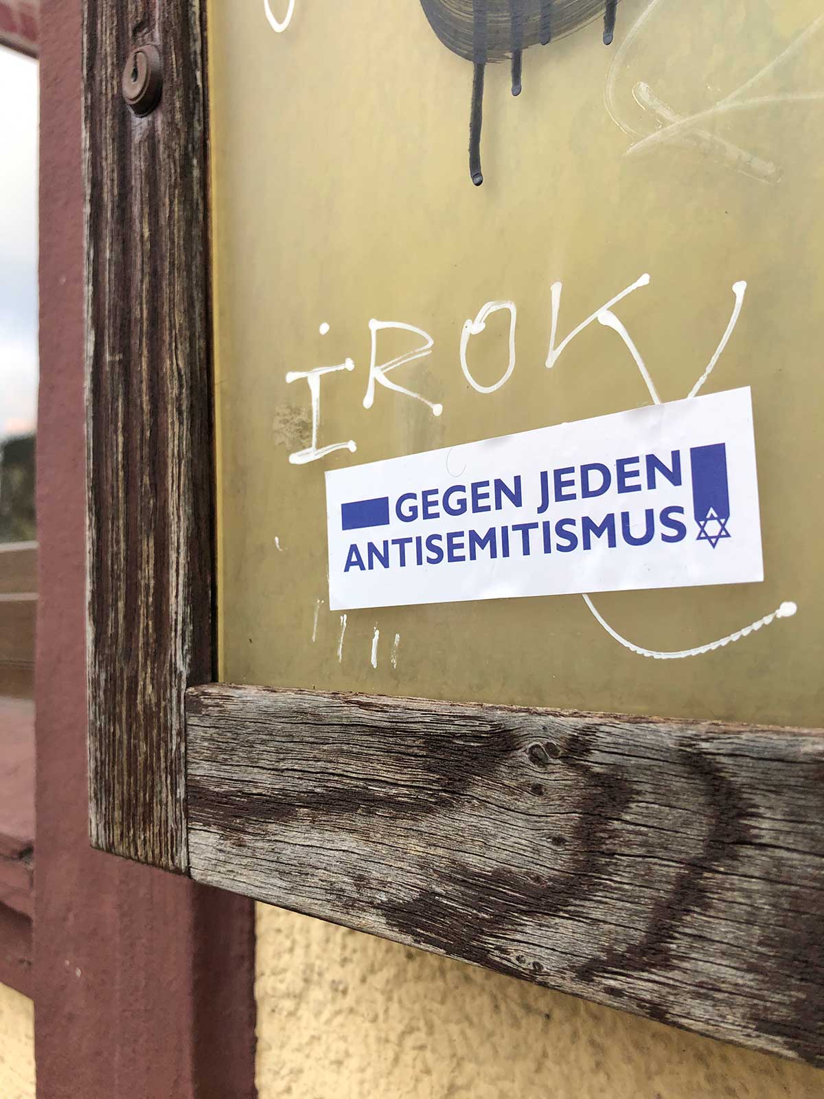 Aufkleber, Zettel und Parolen zum Israel-Gaza-Krieg in den Straßen Frankfurts