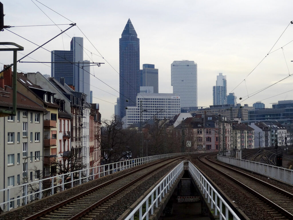 Ausblick vom Bahnsteig der S-Bahn-Station Frankfurt West