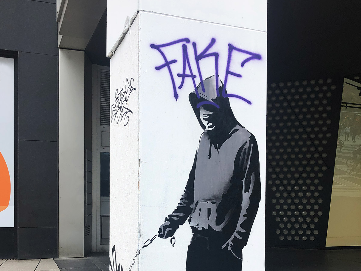 Außenbereich der Banksy-Ausstellung in Frankfurt auf der Zeil