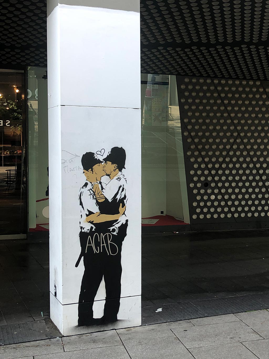 Außenbereich der Banksy-Ausstellung in Frankfurt auf der Zeil