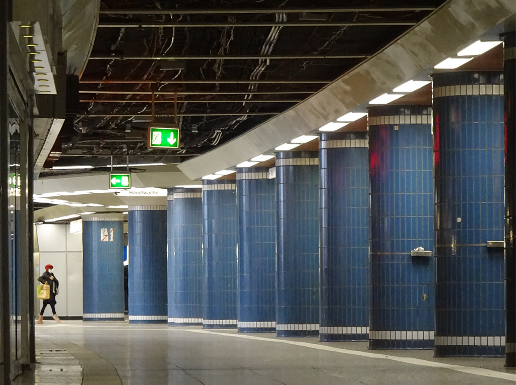Blaue Säulen in der B-Ebene der Hauptwache in Frankfurt am Main