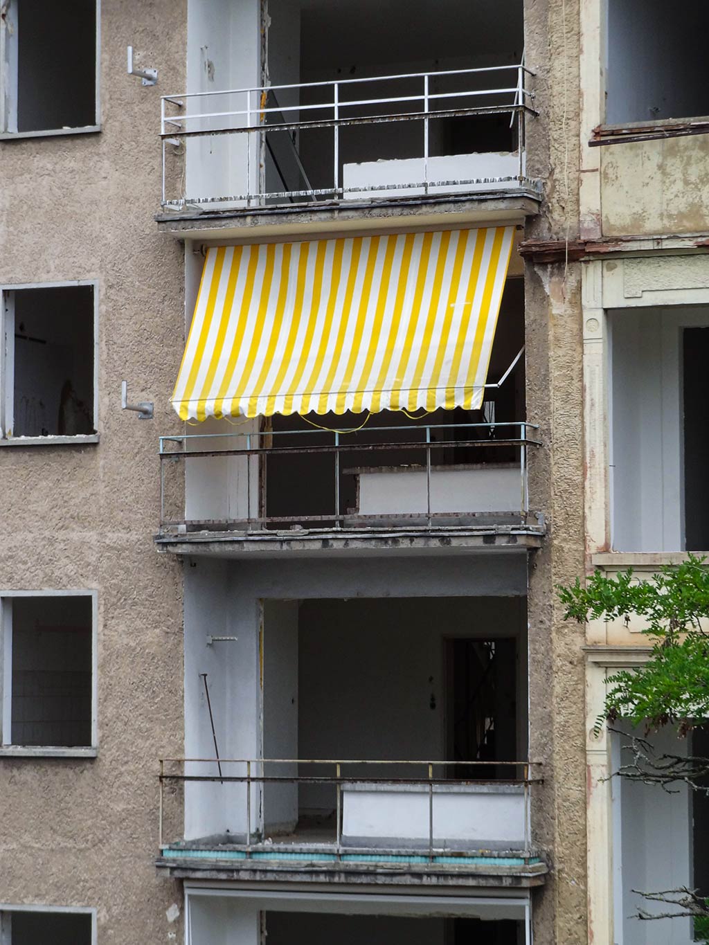 Balkon mit Markise an Haus in der Günderrodestraße im Gallus