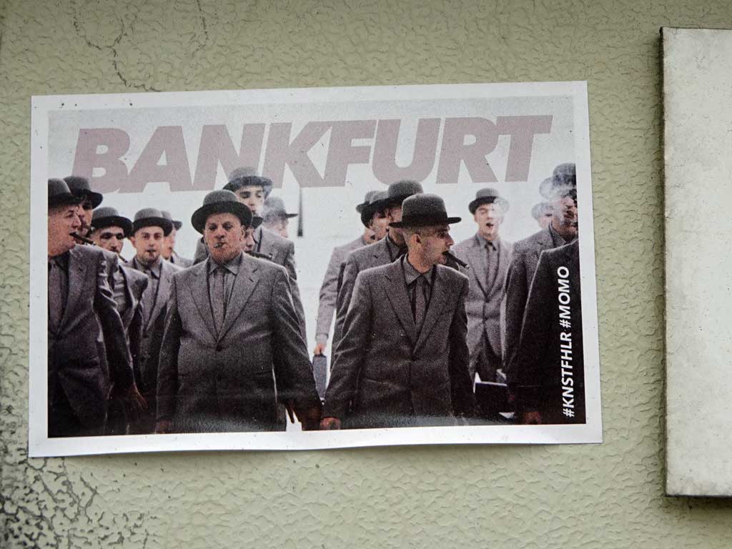 „Bankfurt“-Aufkleber von KNSTFHLR mit den grauen Herren aus Momo
