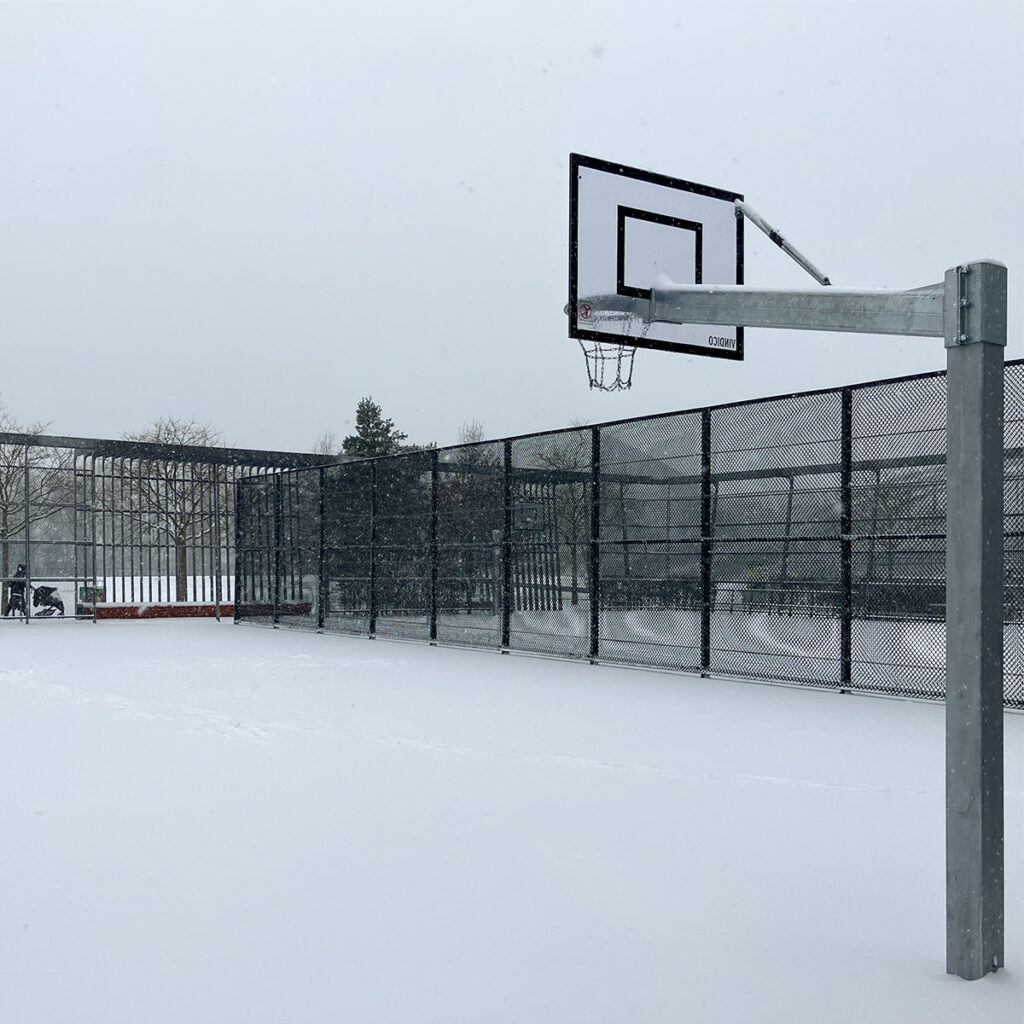 Basketball Court im Hafenpark Frankfurt voll mit Schnee