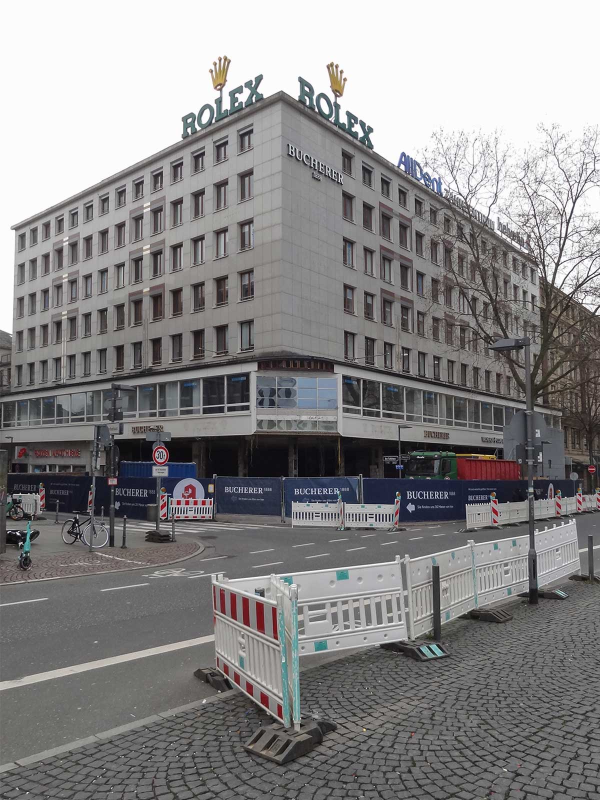 Bauarbeiten in Frankfurt am Haus mit dem Rolex-Logo auf dem Dach