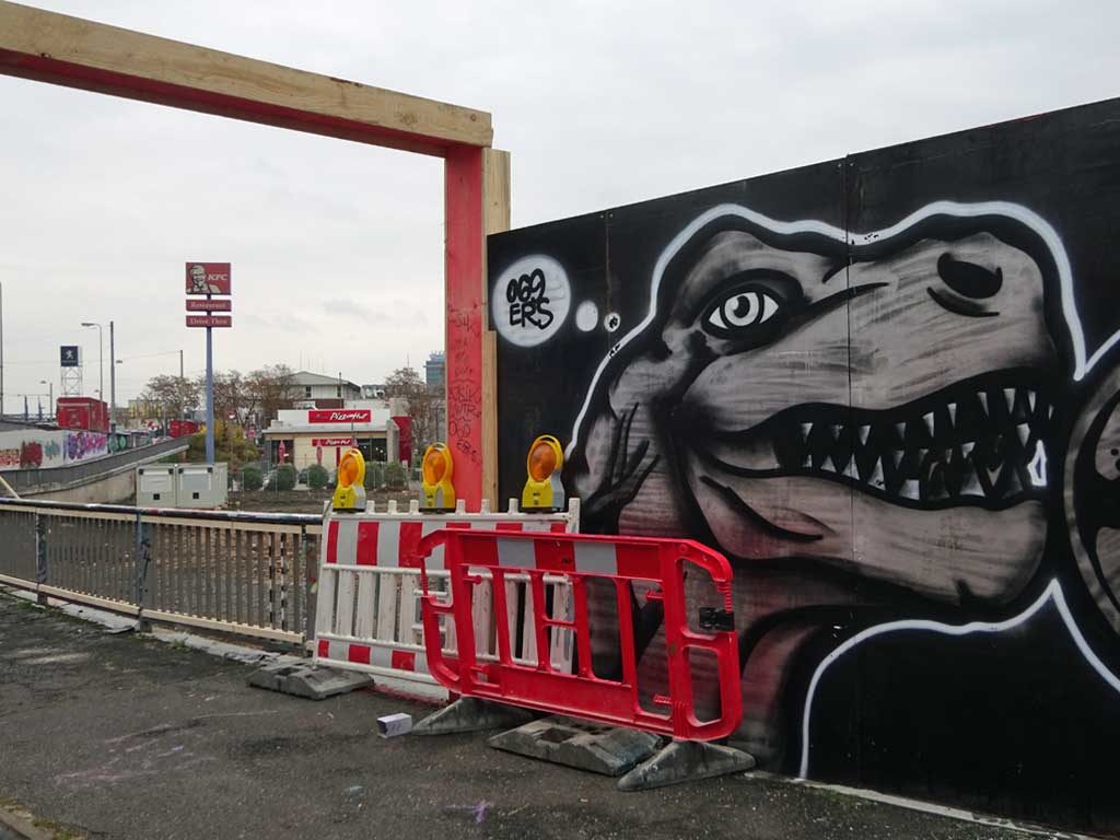 Bauzaun bei der Hall of Fame in Frankfurt