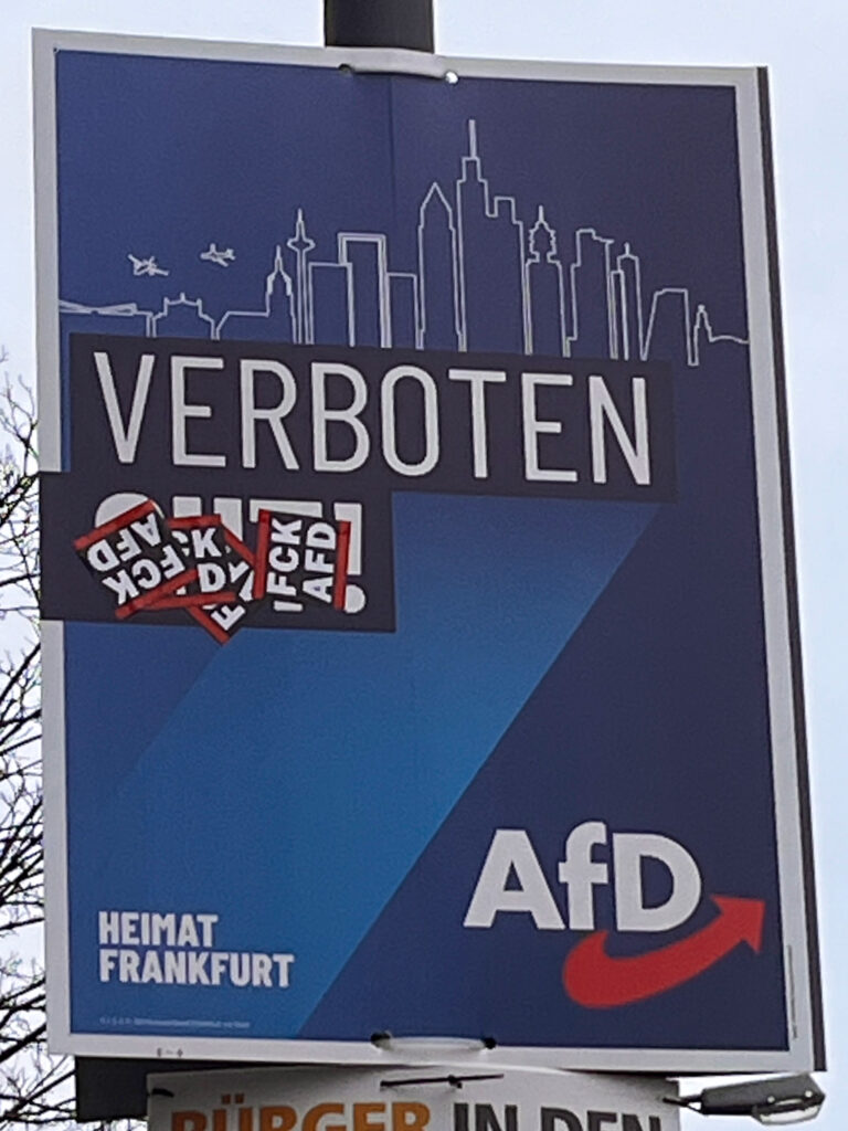Beklebte Plakate zu den Kommunalwahlen 2026 in Frankfurt