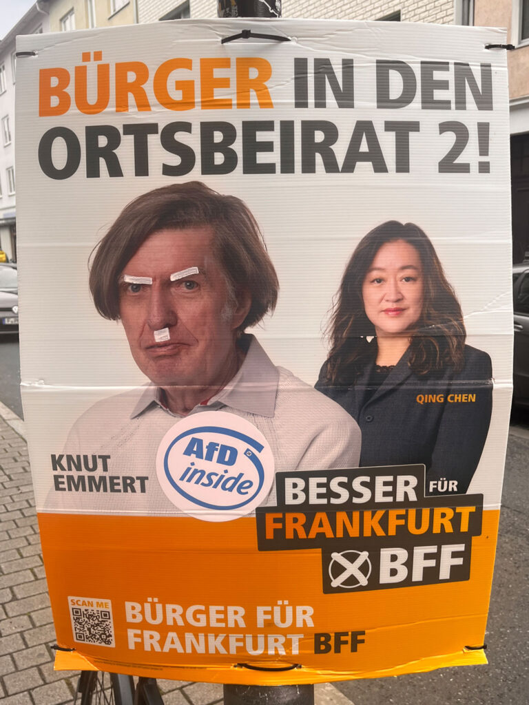 Beklebte Plakate zu den Kommunalwahlen 2026 in Frankfurt