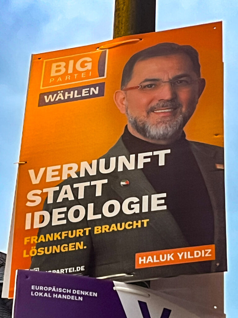 Beklebte Plakate zu den Kommunalwahlen 2026 in Frankfurt