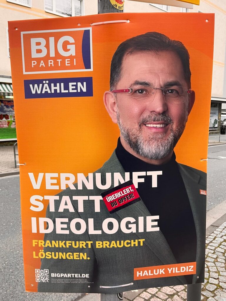 Beklebte Plakate zu den Kommunalwahlen 2026 in Frankfurt