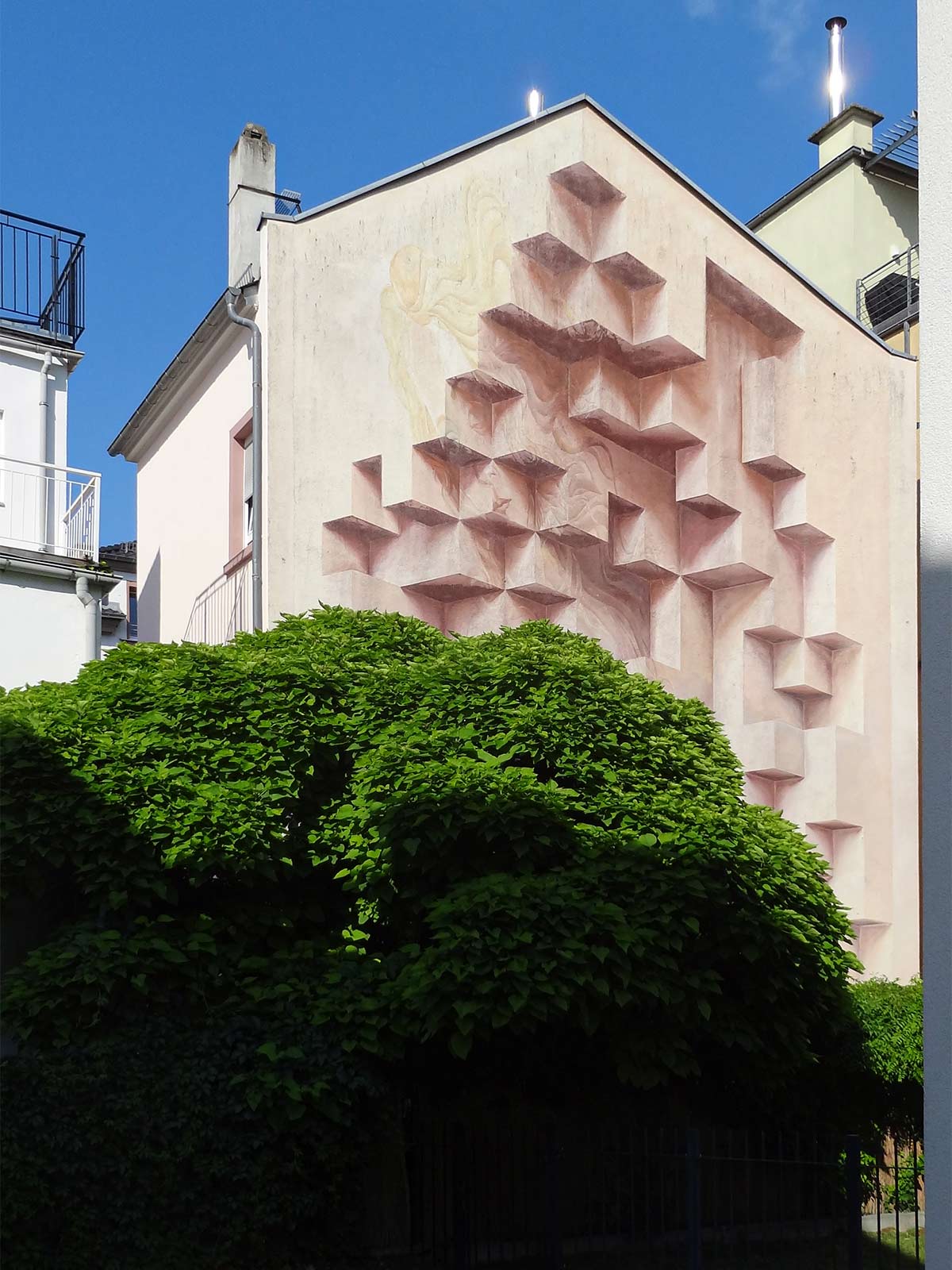 Bemalte Fassade mit 3D-Effekt in Frankfurt-Bockenheim