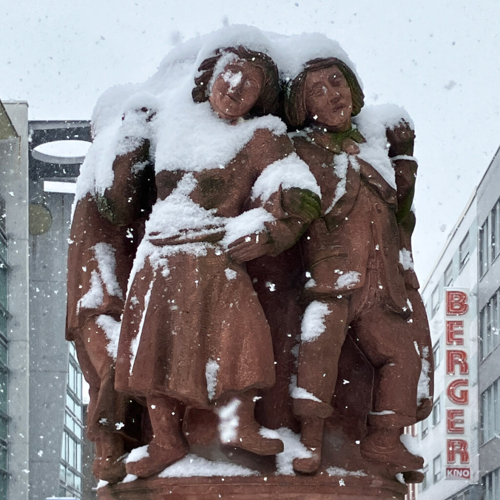 Berger-Kino-Schild und Reichsdorf-Brunnen-in Frankfurt-Bornheim während es schneit