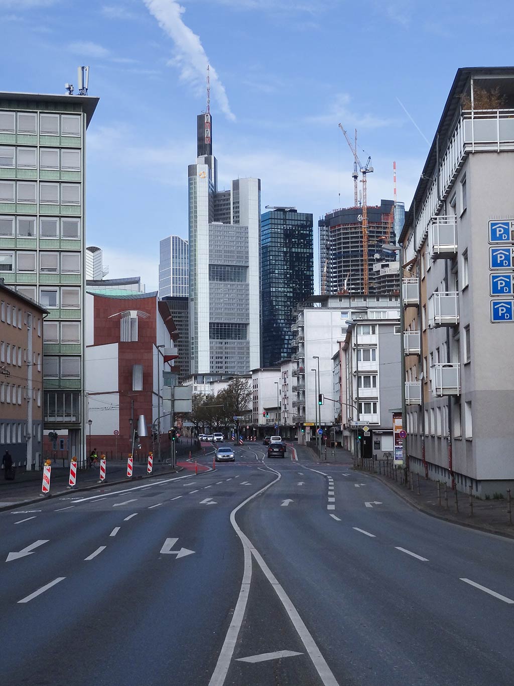 Berliner Straße in Frankfurt mit Blick auf die Skyline