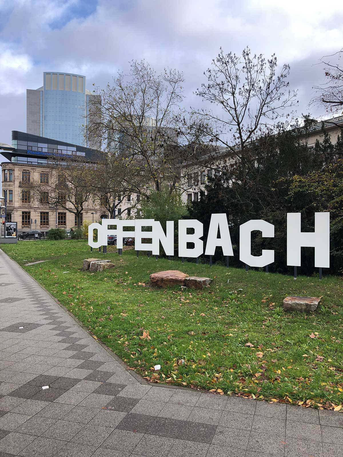 Berliner Straße ist neuer Standort für den großen Offenbach-Schriftzug