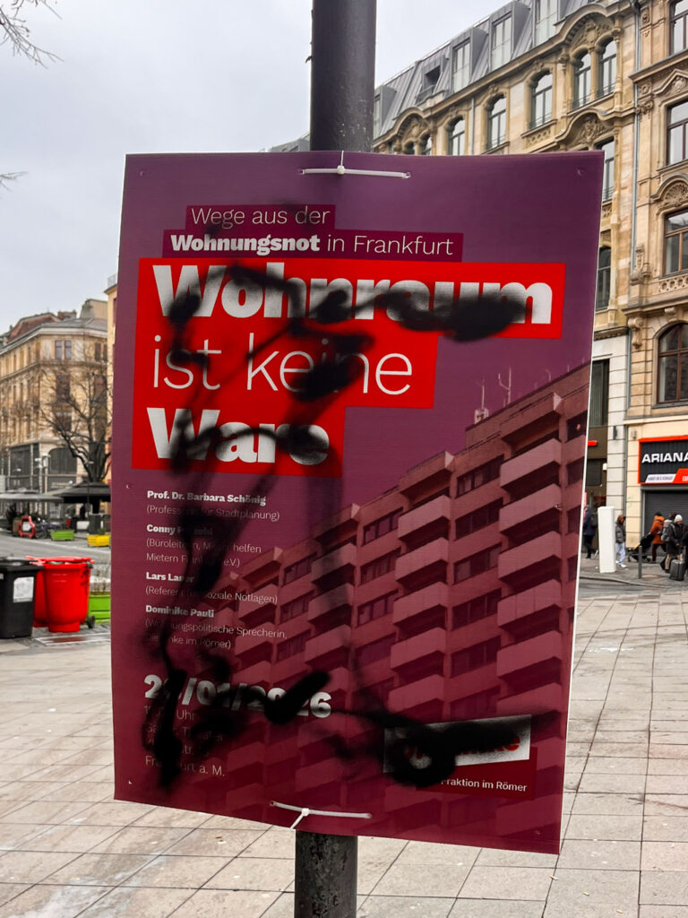 Besprühte Plakate zu den Kommunalwahlen 2026 in Frankfurt