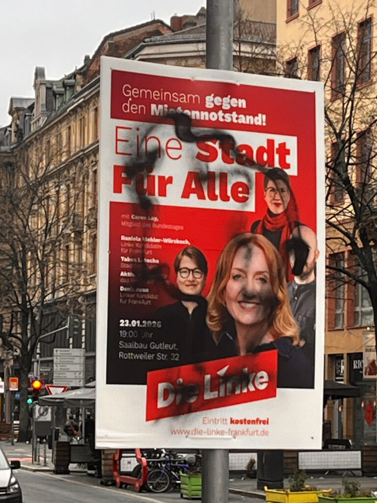 Besprühte Plakate zu den Kommunalwahlen 2026 in Frankfurt
