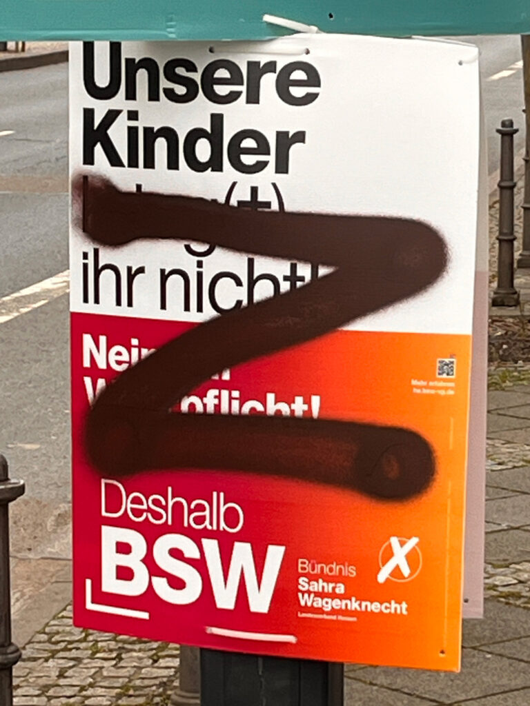 Besprühte Plakate zu den Kommunalwahlen 2026 in Frankfurt