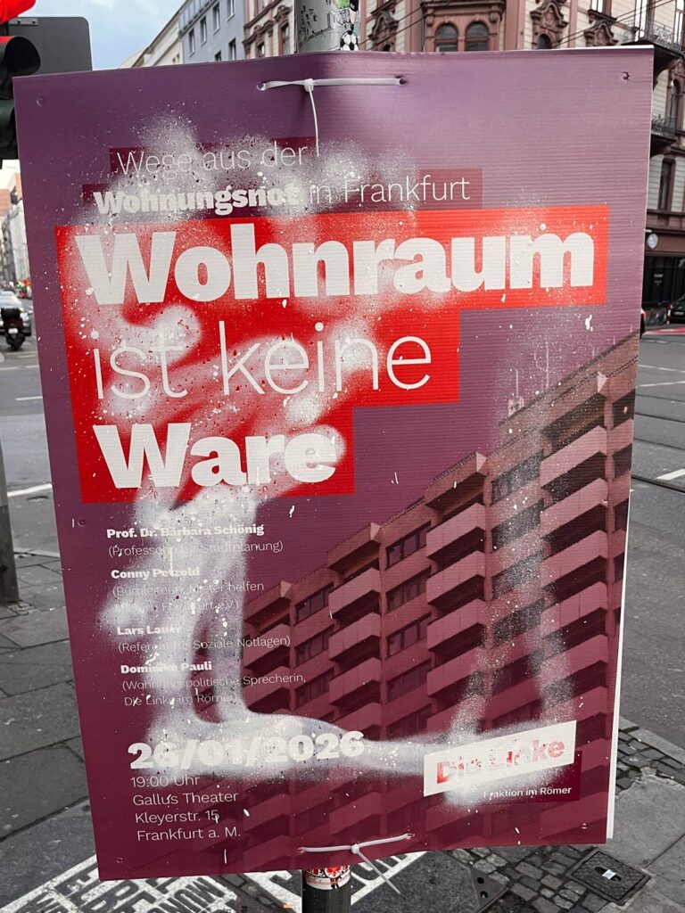 Besprühte Plakate zu den Kommunalwahlen 2026 in Frankfurt