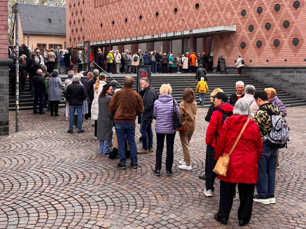 Besucher*innen-Ansturm beim Historischen Museum Frankfurt.