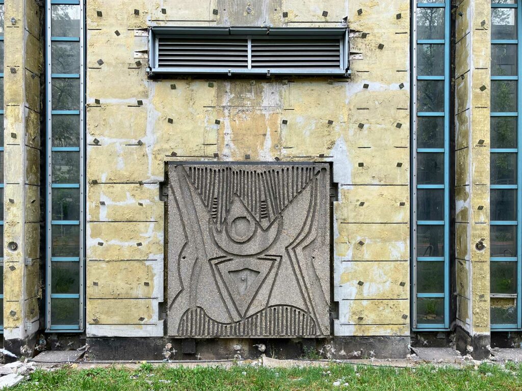 Beton-Relief von Max Ackermann am Gebäude der Societäts-Druckerei im Frankfurter Zeitungsviertel