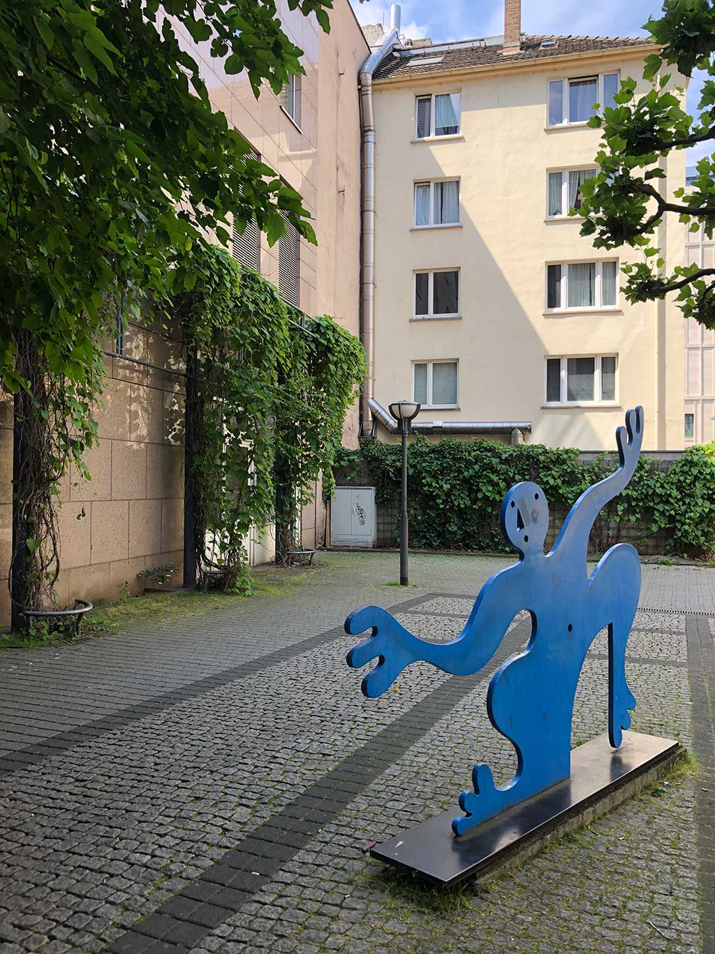 Blaue flache Skulptur bei den Konstabler Arkaden