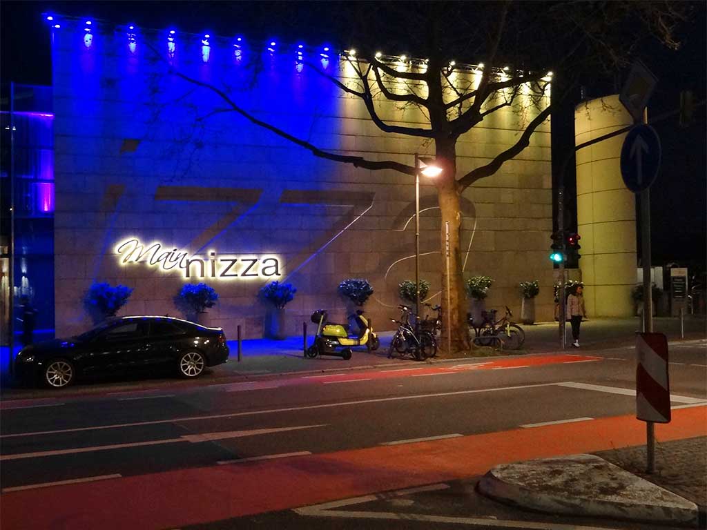 Blau-gelbe Fassadenbeleuchtung am Nizza