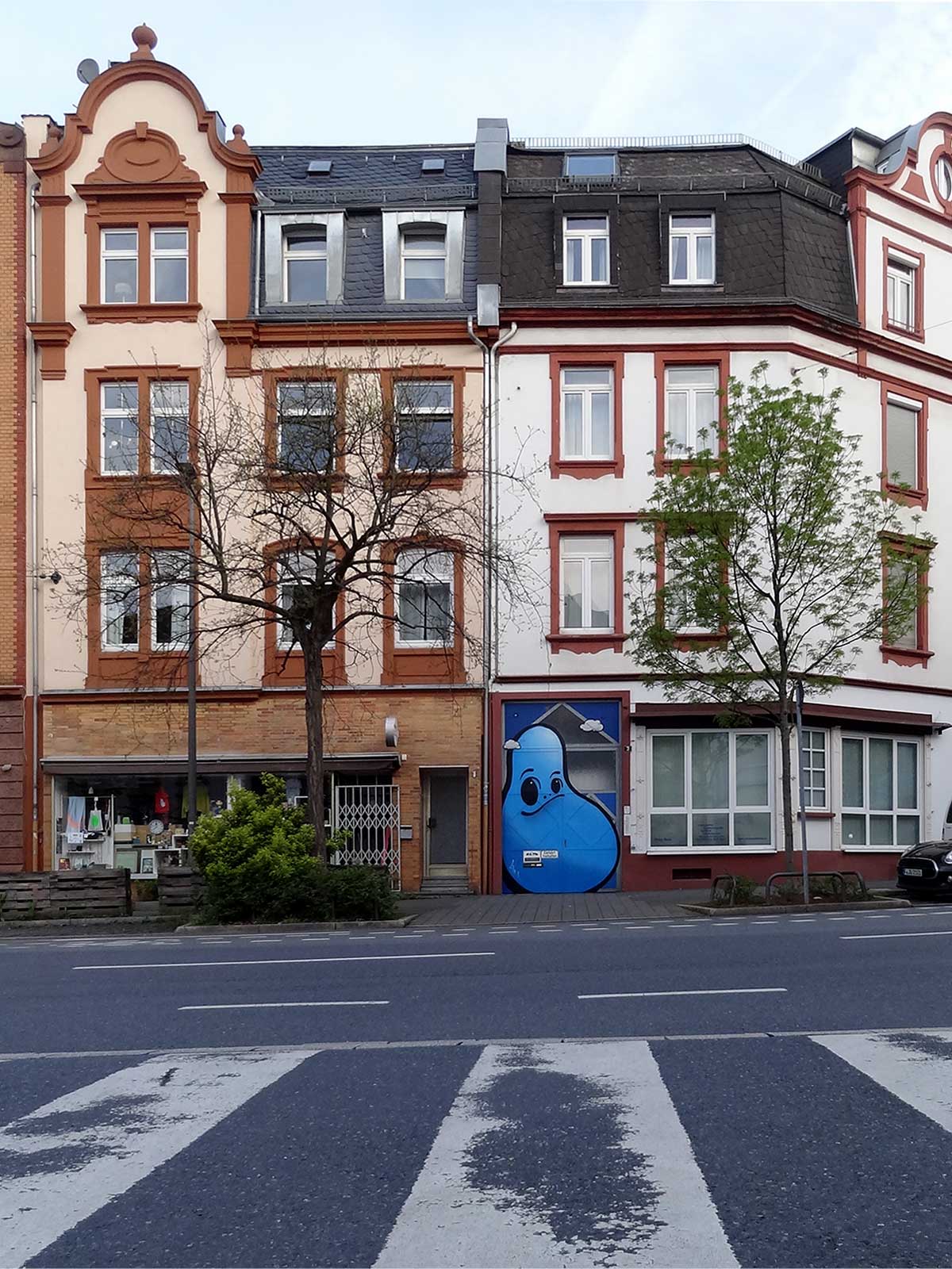 Blauer Cityghost von Spot in Frankfurt-Bornheim
