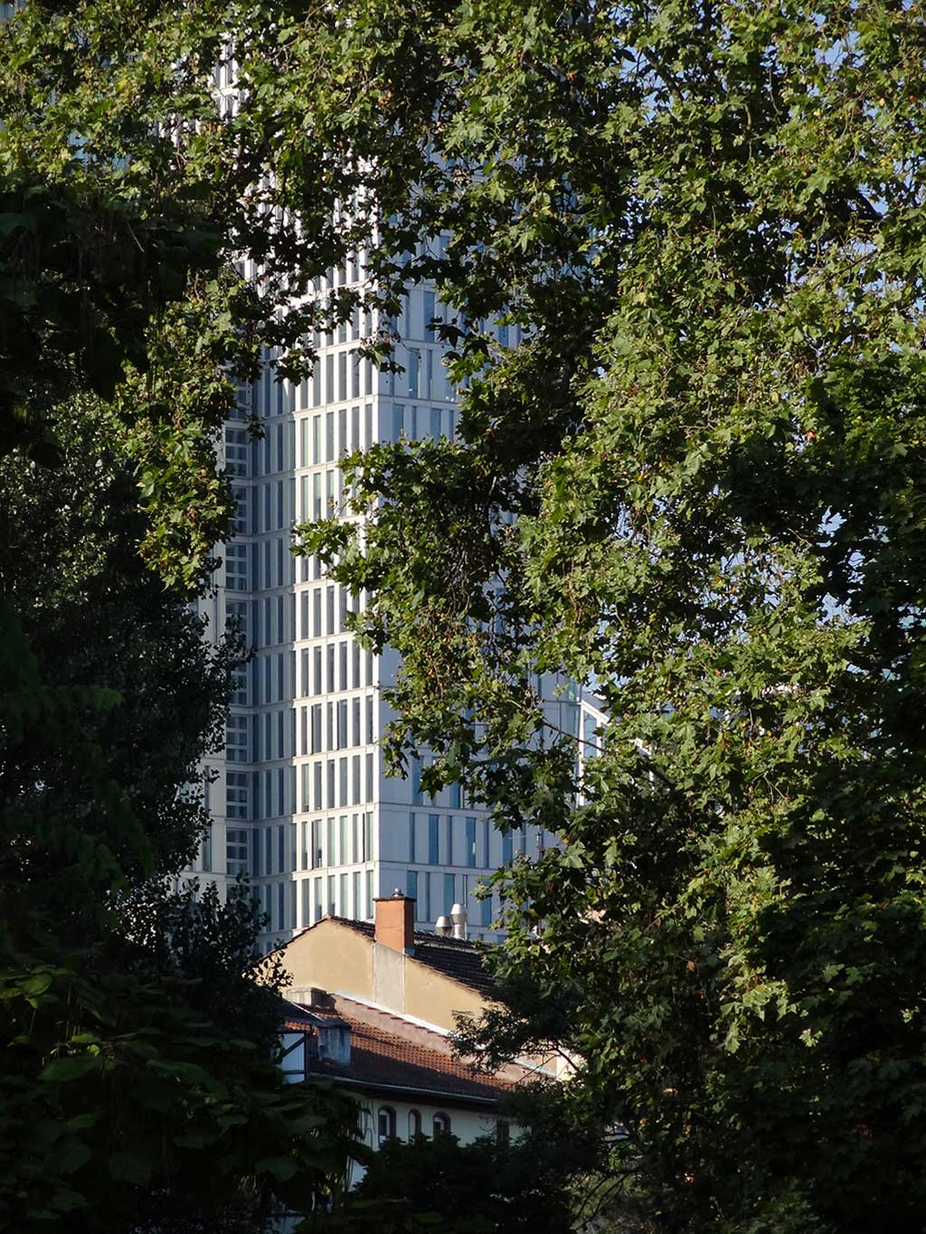 Blick auf das Jumeirah-Hochhaus in Frankfurt