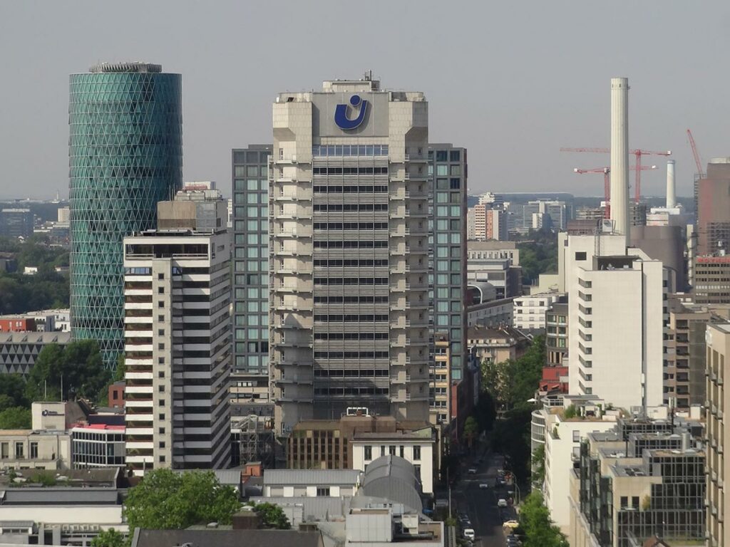 Blick auf Westhafen Tower und Union-Investment Hochhaus in Frankfurt