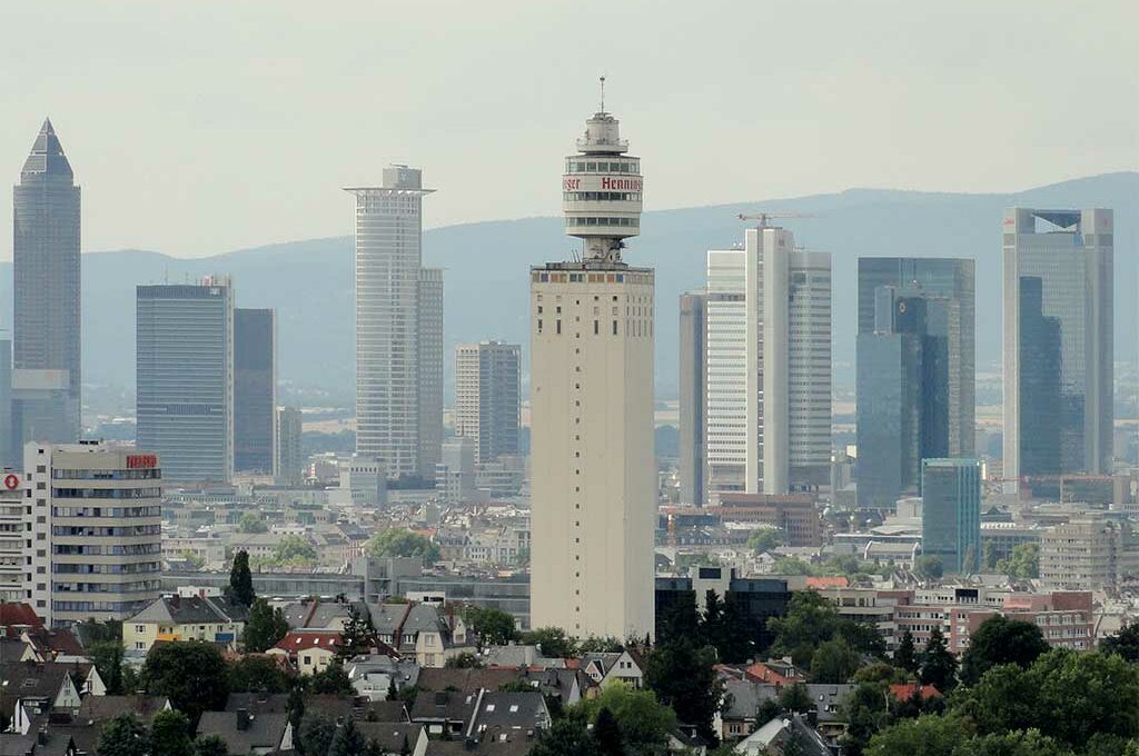 Blick vom alten Goetheturm auf den alten Henninger Turm