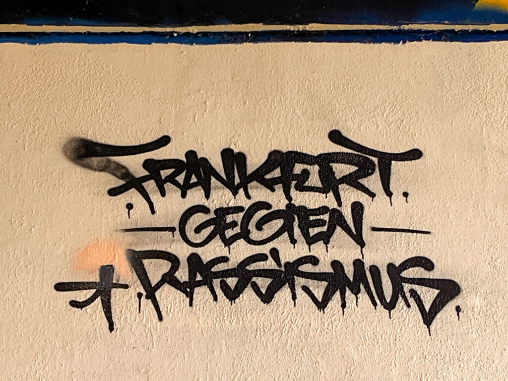 Frankfurt gegen Rassismus – Born-Equal-Wall an der Friedensbrücke Frankfurt