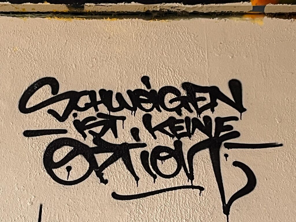Schweigen ist keine Option – Born-Equal-Wall an der Friedensbrücke Frankfurt