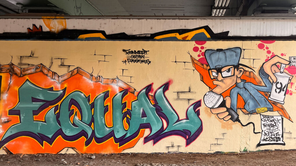 Born-Equal-Wall an der Friedensbrücke Frankfurt
