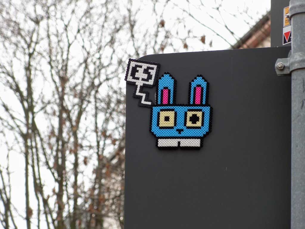Bügelperlen-Streetart in Frankfurt: Hase mit ES-Sprechblase