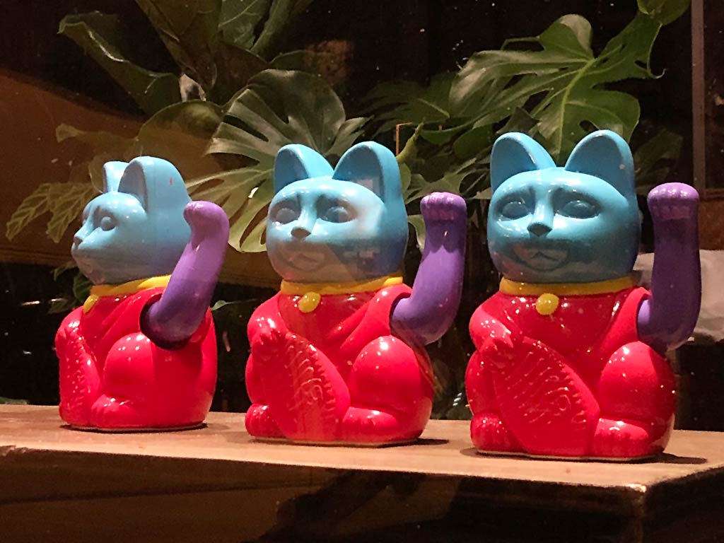 Bunte Winkekatzen in einem Schaufenster in Frankfurt