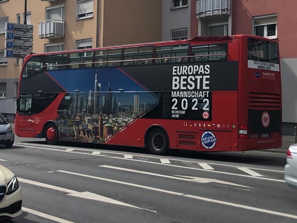 Bus mit Aufschrift EUROPAS BESTE MANNSCHAFT 2022
