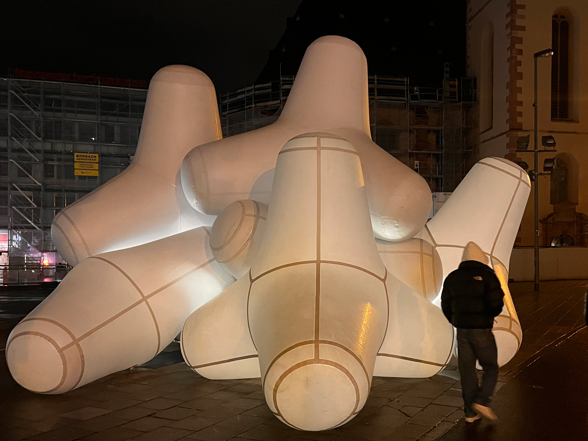 Bycatch: Kunst im öffentlichen Raum in Frankfurt in Form von großen, weißen Tetrapoden