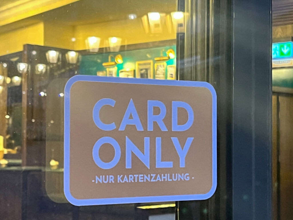 Card Only, nur Kartenzahlung in einem Café in der Frankfurter Altstadt