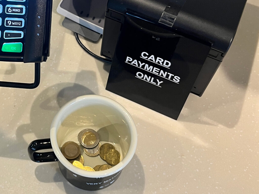 Card Payments Only, Trinkgeld aber auch bar möglich in einem Café in der Berger Straße